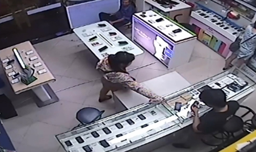 Cô gái 'ảo thuật' trộm điện thoại trước mặt 2 nam nhân viên
